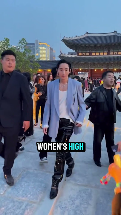 Why does Lee Soo Hyuk, who is 6.1 feet tall, always wear a pair of women's high-heeled shoes.