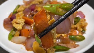 How to make scrambled eggs with onions in a restaurant? The chef teaches you a trick that goes wel