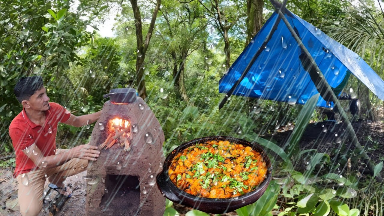 TEMPESTADE no ACAMPAMENTO: Preparo de receita de SURURU no FOGÃO DE CUPIM no meio da MATA