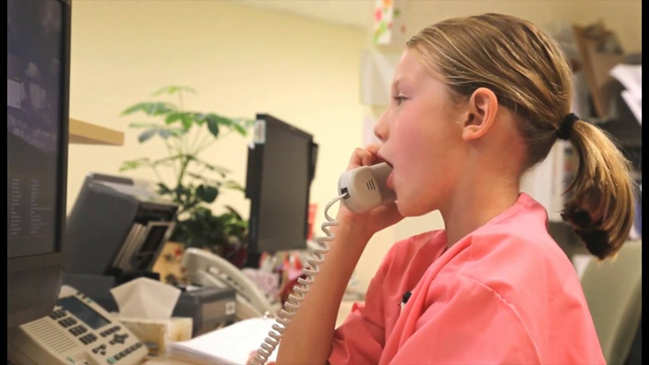 A young nurse shows us around health care in the 2012 Progress Report - A young nurse shows us around health care in the 2012 Progress Report | Une jeune infirmière nous fait visiter des soins de santé dans le rapport de 2012 Progrè