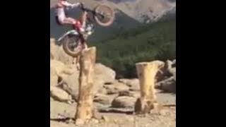 Trail motor di atas batu