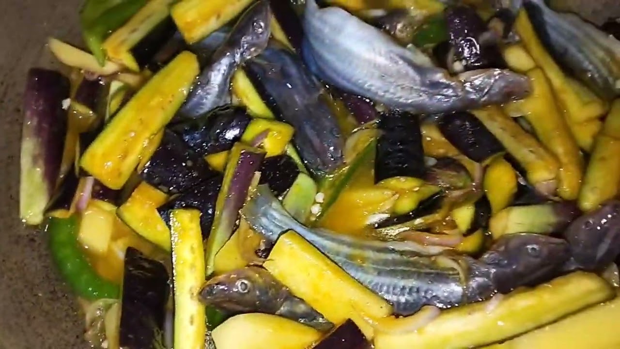 বেগুন দিয়ে টেংরা মাছের চচ্চড়ি রেসিপি।