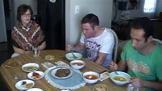Новозеландец и австралиец пробуют русскую еду.