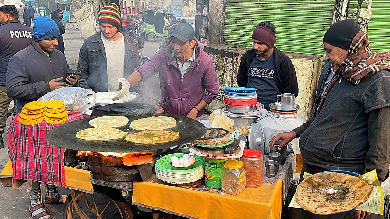 60/- Rs - HARD WORKER BILLA SELLING PURE NEAT & CLEAN HYGIENE PUNJABI DESI BREAKFAST | SAAG PARATHA