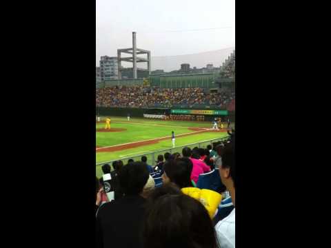 Jimmy & Zora 20111008-5 Lamigo VS Elephant 2011下半季冠軍封王戰