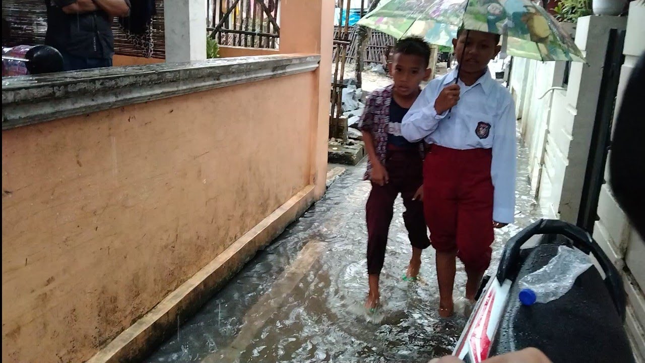 Sudah mulai banjir depan rumahku