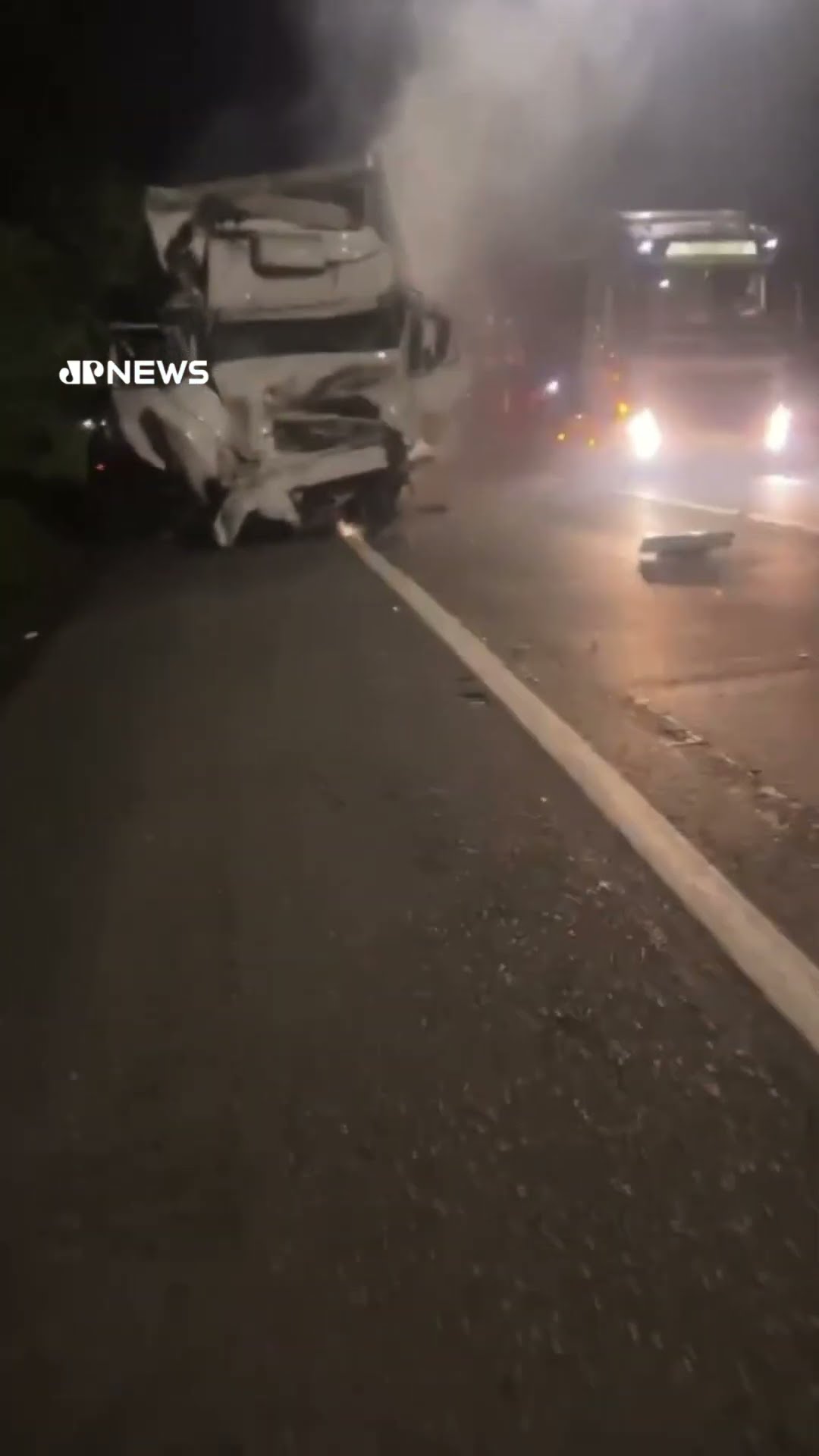 Colisão entre caminhões e ônibus na BR-376 deixa 15 feridos no Paraná #shorts