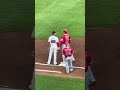 1塁手の背中を引っ張るお茶目な大谷翔平選手😁 対アトランタ・ブレーブス@トゥルーイスト・パーク 7/23/2022