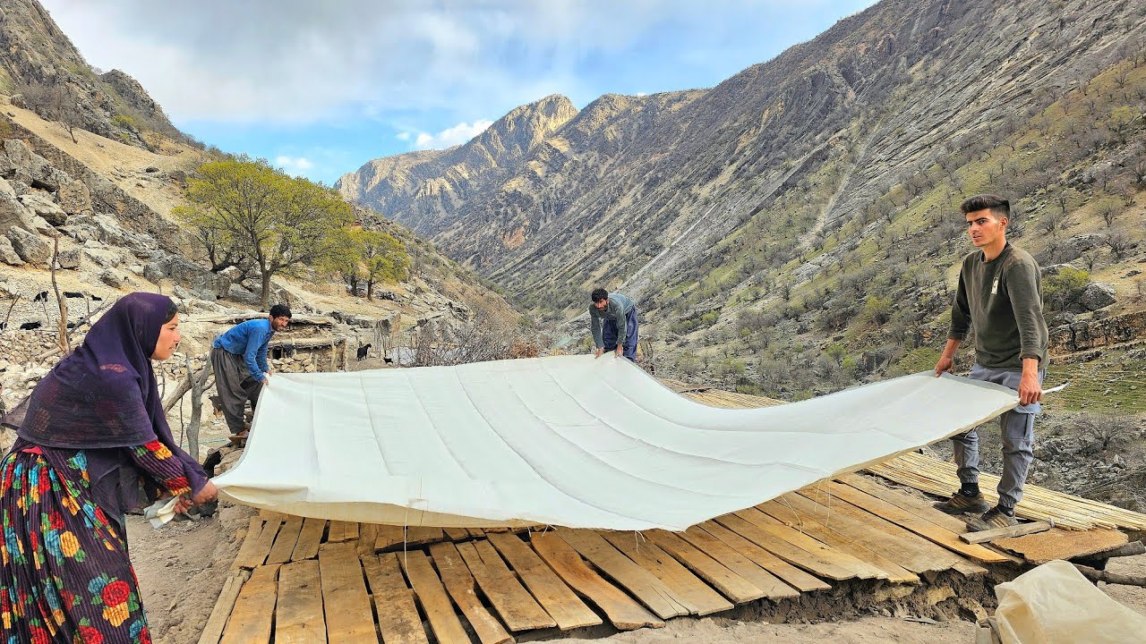 🏡 Hard nomadic life: the last stage of the traditional hut roof 🌾