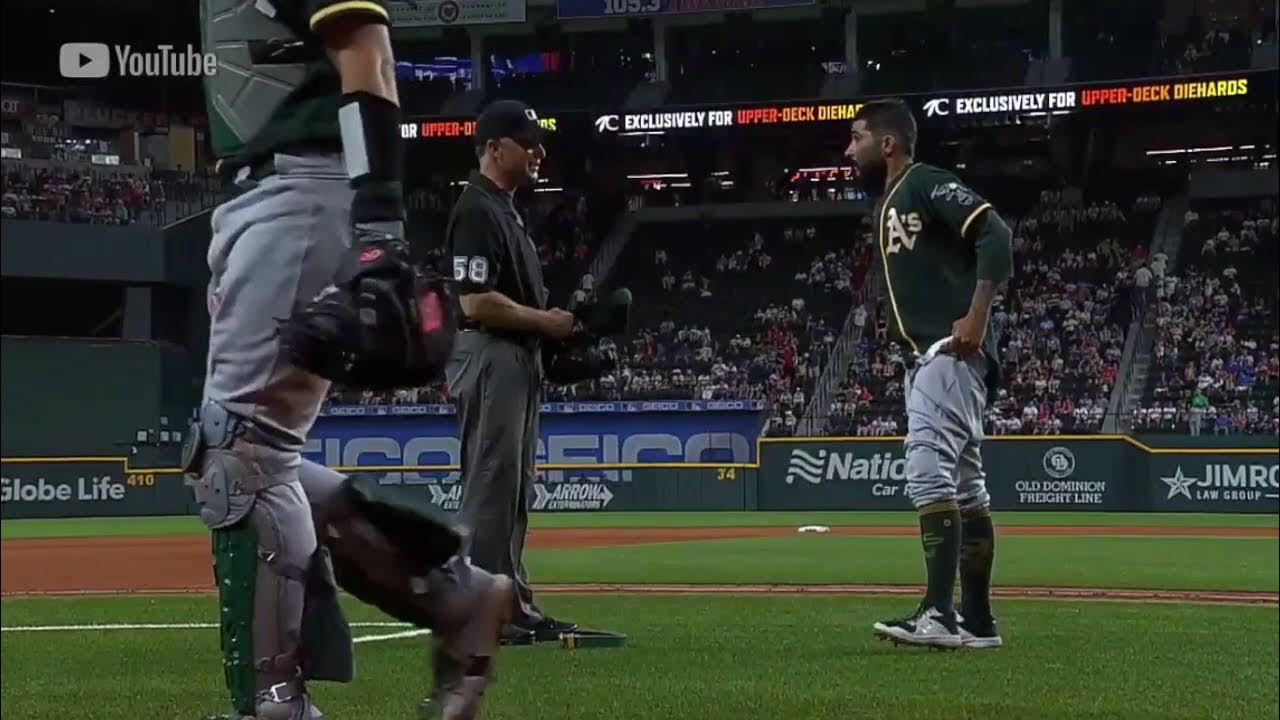 Sergio Romo pulls down pants for umpire check 