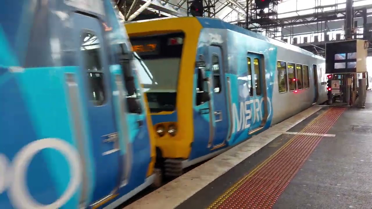 Metro Trains Melbourne X'Trapolis departing Southern Cross - YouTube