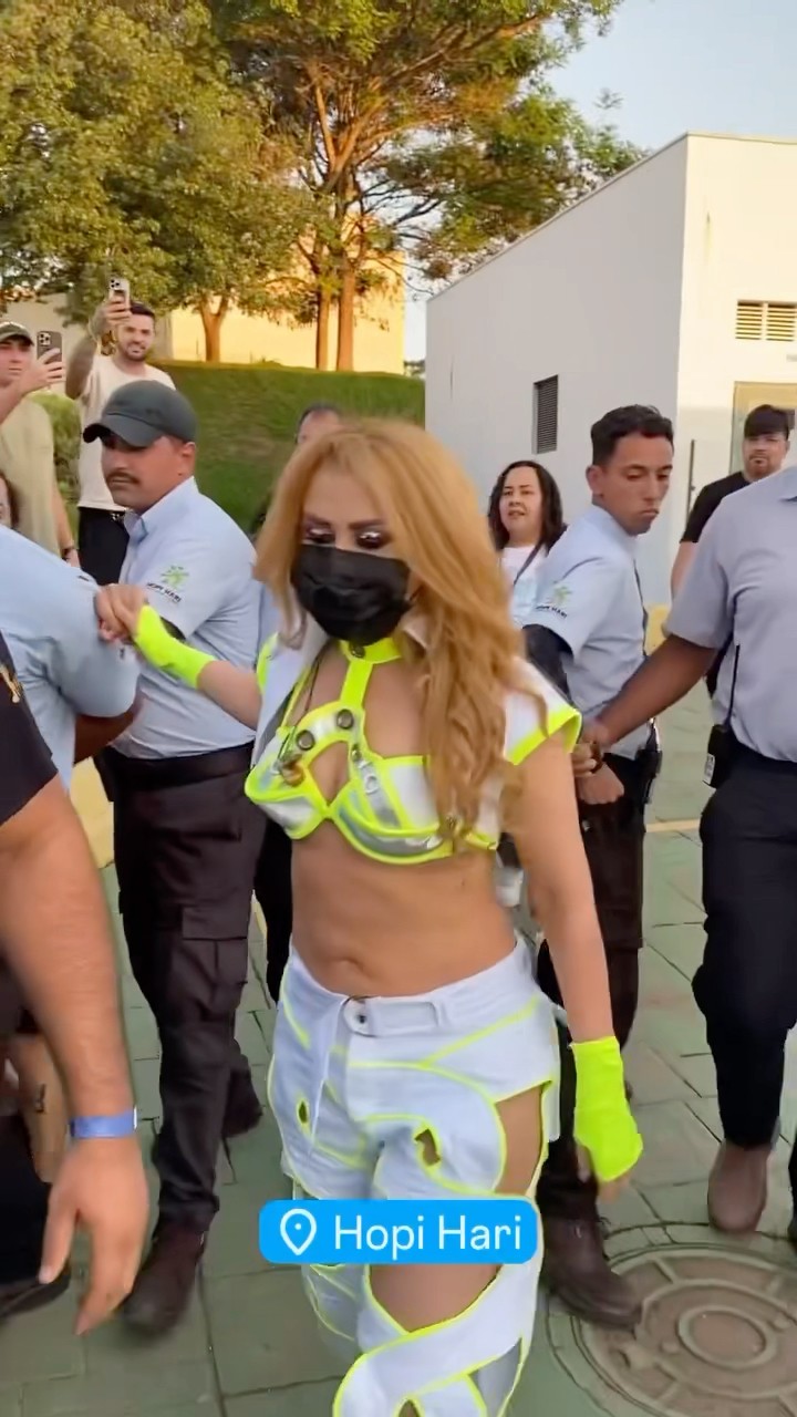 Joelma indo pra show rodeada de seguranças