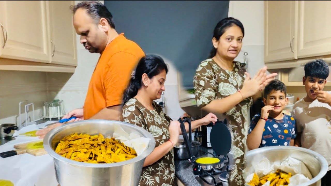 Kenya style cholafali roti maker me banayi ! Husband wife ne mile ke diwali special nashta banaya 