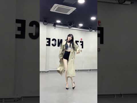 Dancing in a Trench Coat 🧥✨ So Cool! (Autumn Vibe)