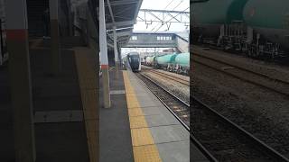 JR東日本長野支社の篠ノ井線の南松本駅に特急あずさ3号松本行きが通過する