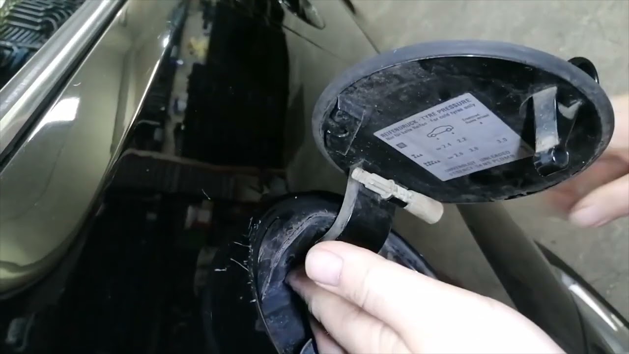 Opel Meriva or Vauxhall Meriva Fuel Tank Door Replacment Or Remove