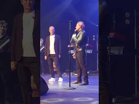 Дмитрий Харатьян поздравляет Сергея Куренкова.