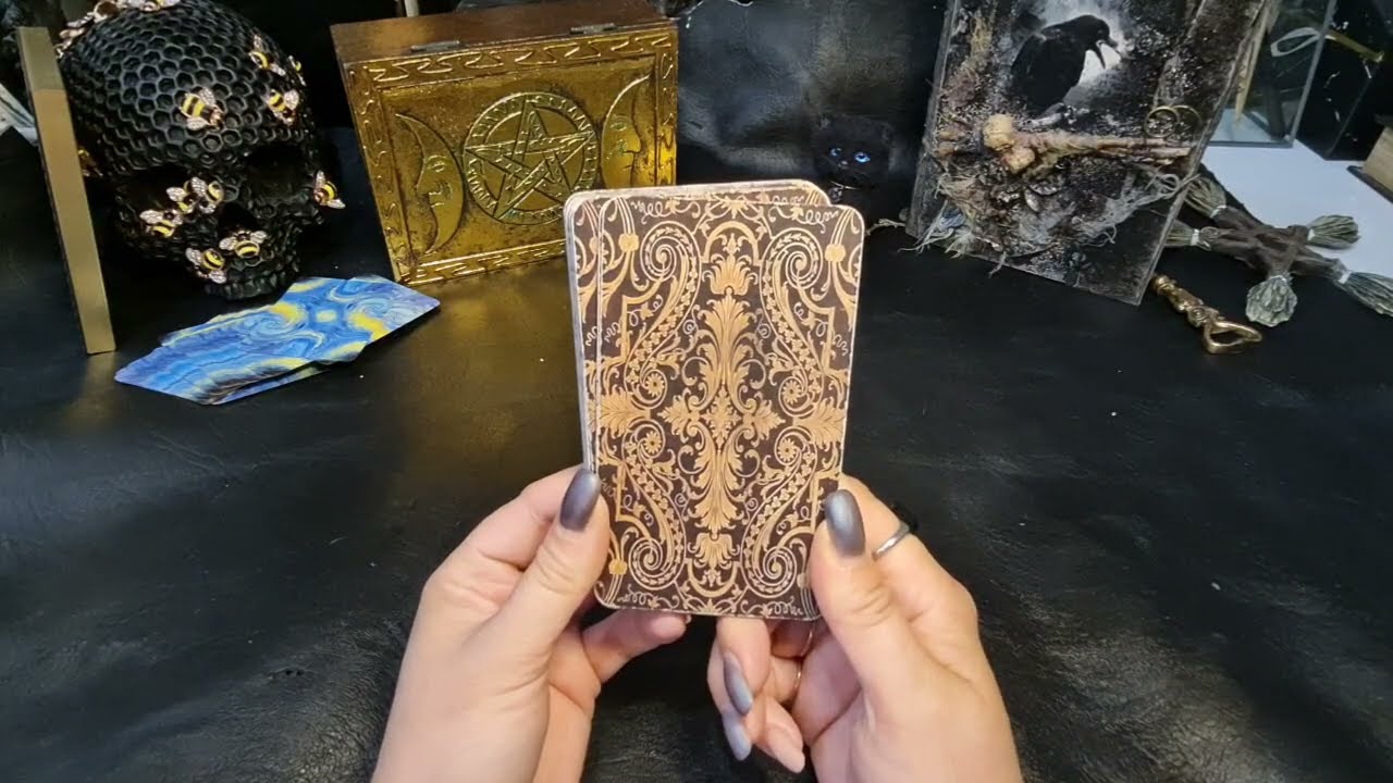 ЧТО ОН ХОЧЕТ СКАЗАТЬ, НО МОЛЧИТ? Гадание на таро