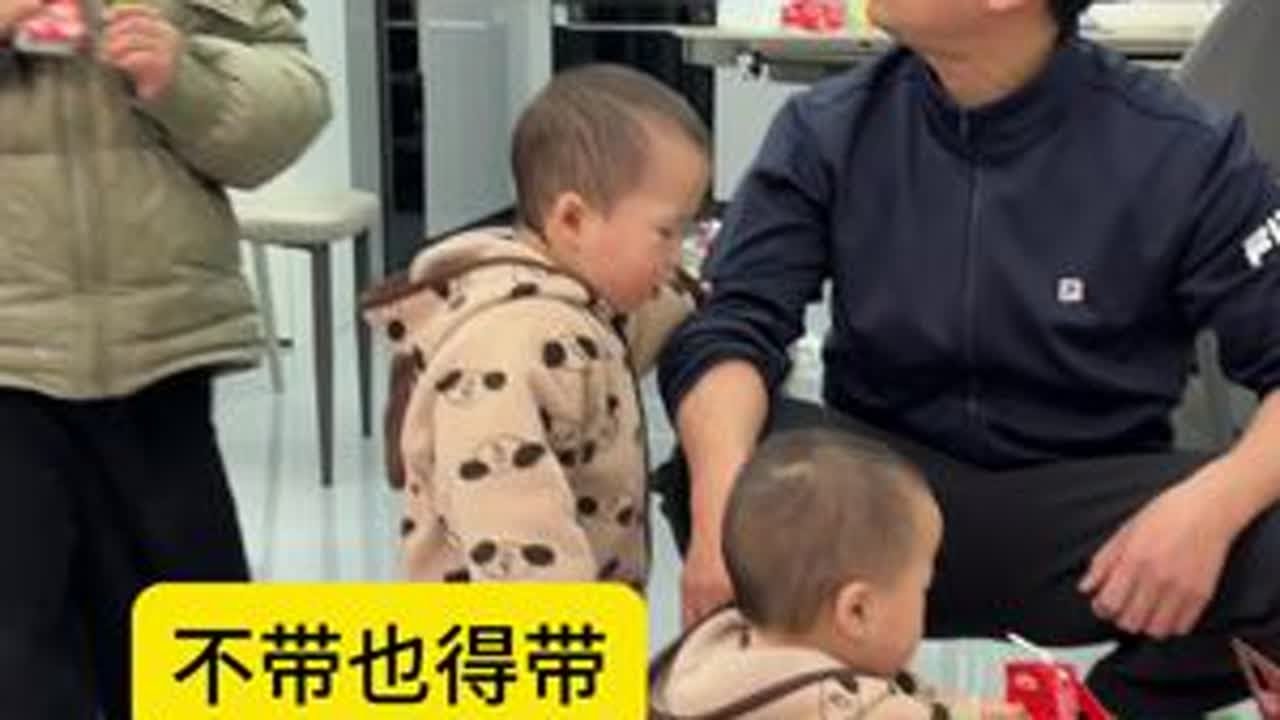 当90后爸爸下班见到六个儿子 家里有六大神兽，根本忙不过，一屋子儿子😏