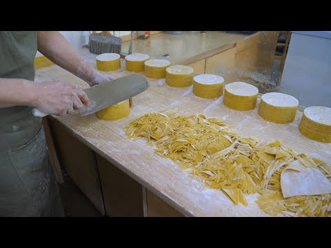 한국에 몇없는 만두피 달인, 칼로 만두피를 만드는 장인 dumplings skin making master with knife - korean street food