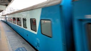 642次復興號急駛通過五堵車站20210824