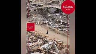 Sırtında çantası, etrafı enkaz ve sessizlik...Gazzeli bir çocuk, b*mbaların gölgesinde çadır okuluna