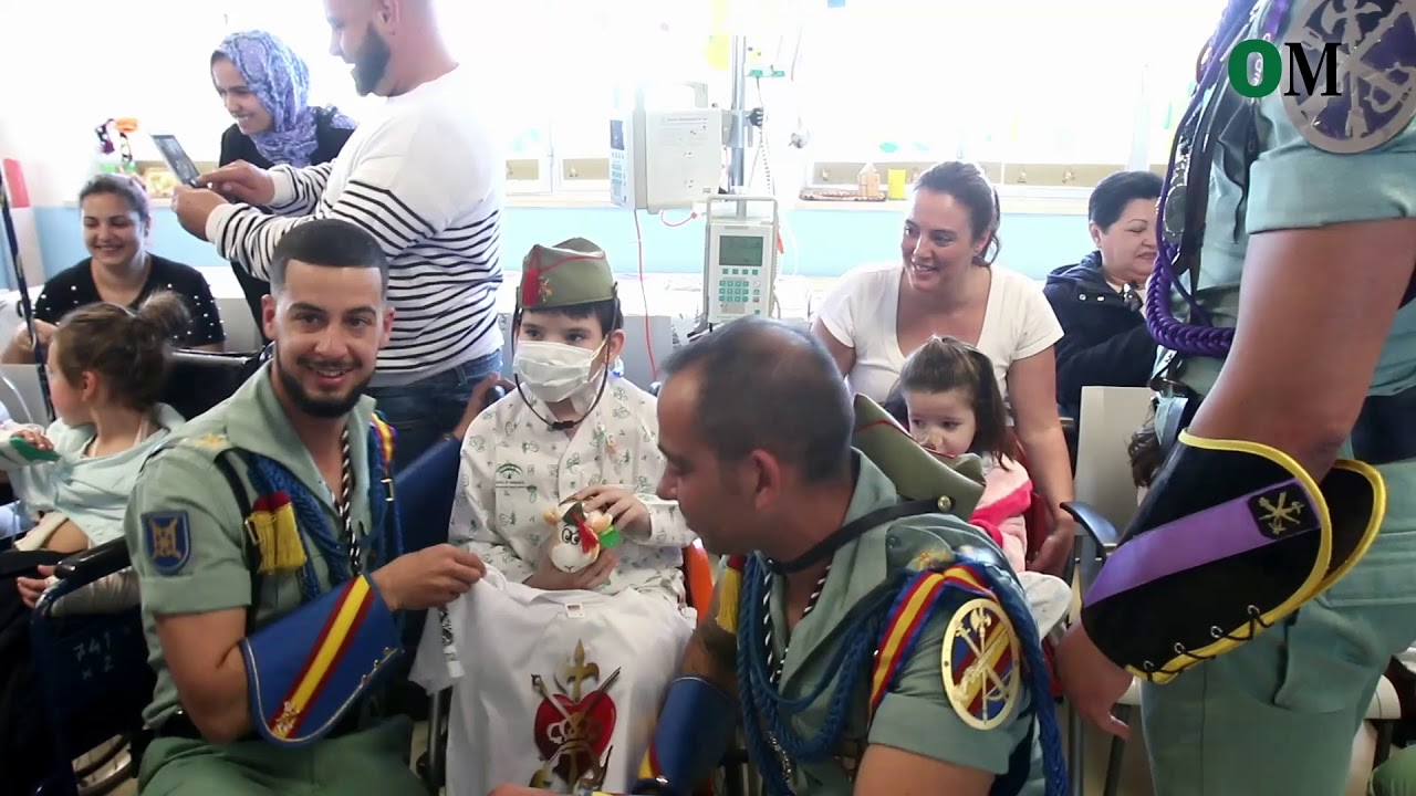 Visita de la Legión a los niños del Materno Infantil de Málaga