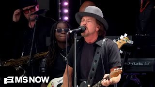 Eddie Vedder performs at Obama center ceremony screenshot 5