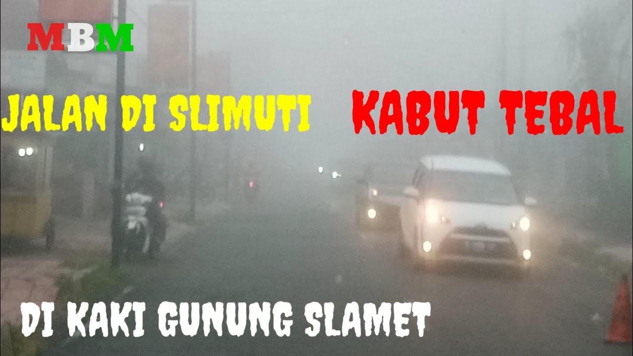JALAN DI SLIMUTI KABUT TEBAL DI KAKI GUNUNG SLAMET JAWA TENGAH 4/10