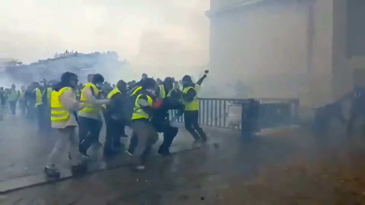 Устаревшие полицейские силы для защиты Триумфальной арки