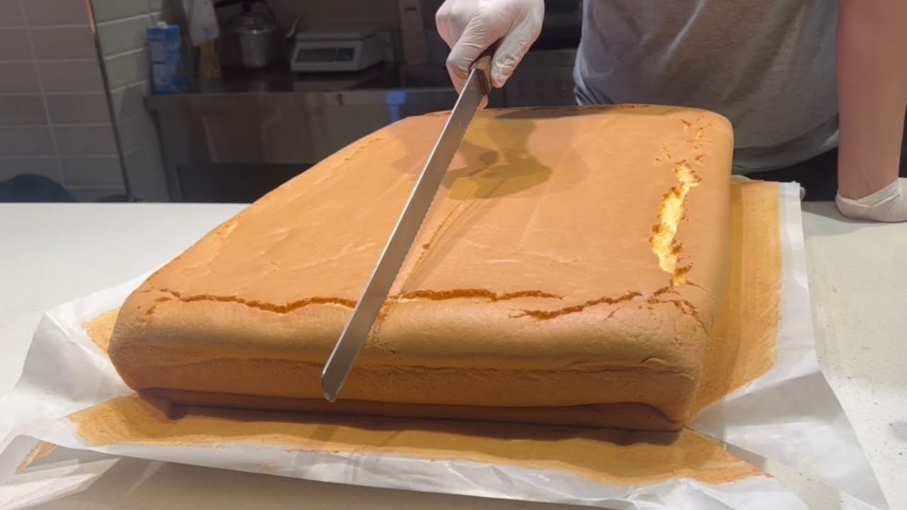 미스터 카스테라 Original Jiggly Cake Cutting - YouTube