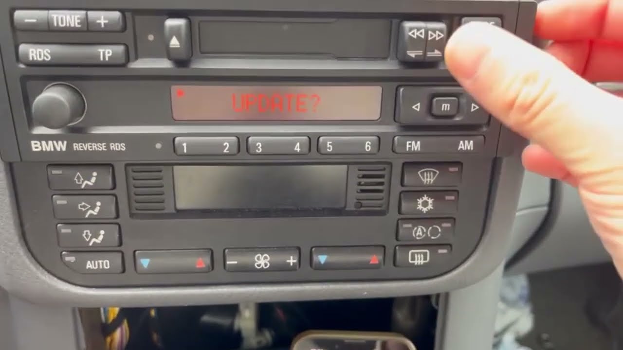 BMW Reverse RDS Bluetooth mit Songtitel und Autor im Display