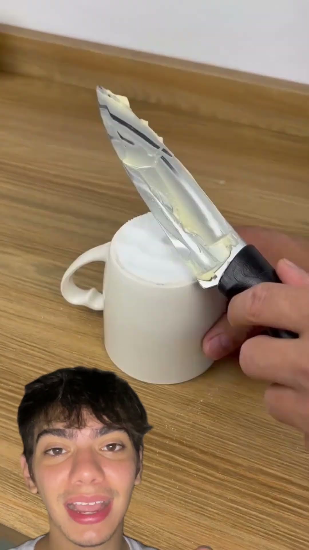 Passe margarina na faca, depois amole na caneca com sal! ?? Testa aí e me conta se funcionou! ?