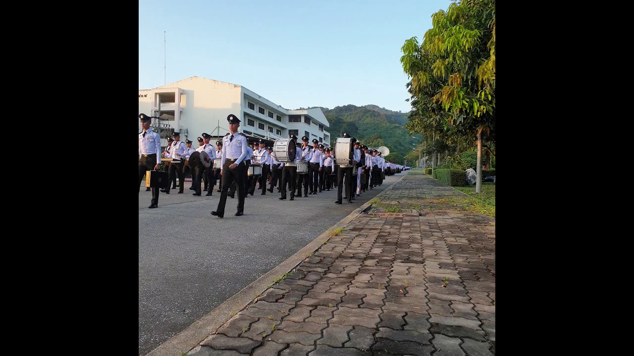 นักเรียเตรียมทหาร เดินแถวกลับบ้าน