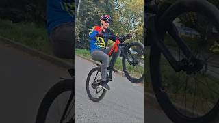 Учусь ездить на заднем колесе по городу