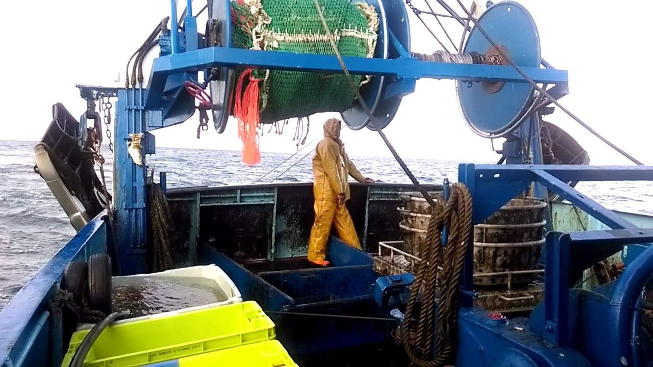 Chalutier At gevelled vire son chalut
