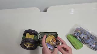 Tractor Tin 550 pieces Puzzle by Eurographics - Product unboxing screenshot 2