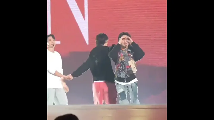 Dad with his 2 excited boys💎#seventeen #scoups #hoshi #the8 #dino #dk #jun #mingyu #wonwoo#seungkwan