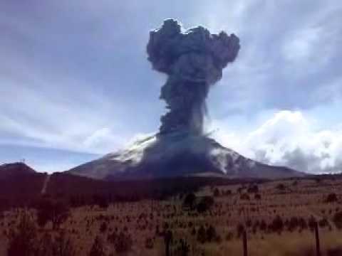 Una fumarola de dos kilÃ³metros de altura por encima de su crÃ¡ter, generÃ³ el PopocatÃ©petl este domingo a las 12:01 horas de este domingo, segÃºn el Centro Nacional de PrevenciÃ³n de Desastres (Cenapred), el cual destacÃ³ que el evento tuvo "un leve componente explosivo", . Asimismo, el organismo de la SecretarÃ­a de GobernaciÃ³n destacÃ³ que "la columna se desplazÃ³ inicialmente con direcciÃ³n norte por lo que se puede esperar la caÃ­da de ceniza frÃ­a en los sectores ubicados principalmente al norte del volcÃ¡n".En este sentido, el Cenapred agregÃ³: "se tienen reportes de que el evento fue escuchado en Amecameca, lo cual corresponde al leve componente explosivo ya citado. Al momento de este reporte la actividad general del volcÃ¡n PopocatÃ©petl ha recuperado sus niveles previos". Pese a la fumarola, la actividad anteriormente descrita no implica, por el momento, un cambio en el nivel de alerta volcÃ¡nica, por lo que se mantiene el semÃ¡foro en "Amarillo", fase 2, al igual que la restricciÃ³n de acceso en un radio de 12 Km. Se permite Ãºnicamente el trÃ¡nsito controlado entre Santiago Xalitzintla, Puebla, Paso de CortÃ©s y San Pedro Nexapa, Estado de MÃ©xico. Al final subrayÃ³ que "esta actividad se encuentra dentro de los escenarios previstos consistentes en exhalaciones moderadas, algunas con emisiones de ceniza; esporÃ¡dicas explosiones de nivel bajo a moderado con probabilidad de emisiÃ³n de fragmentos incandescentes a corta distancia del crÃ¡ter y leve incandescencia en el crÃ¡ter del volcÃ¡n <b>...</b>