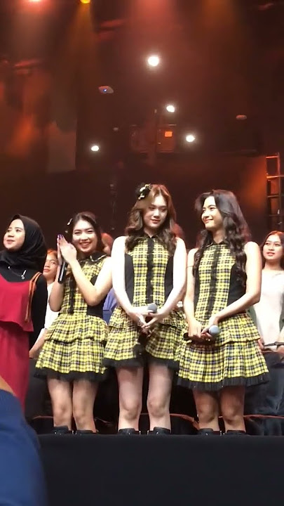 This girl was reprimanded by JKT48 staff because she insisted on taking a photo with JKT48 member...