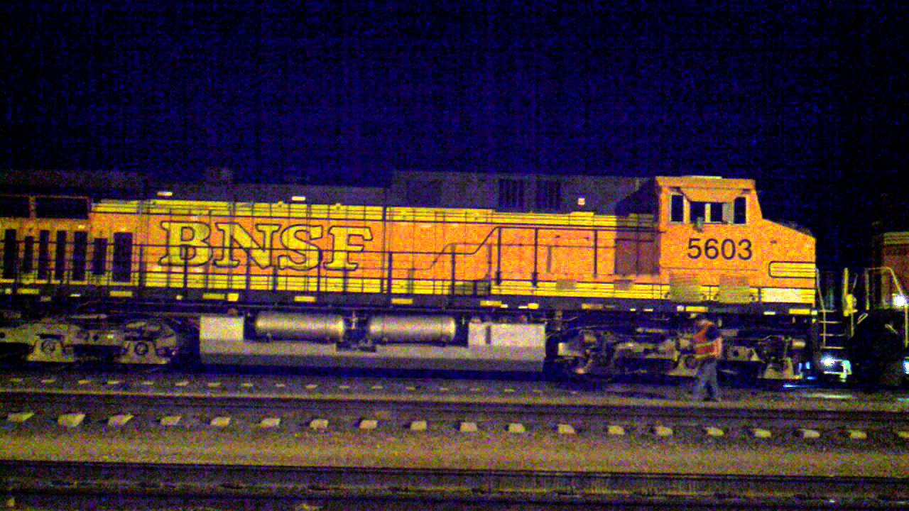 bnsf 5729 GE Locomotive start.