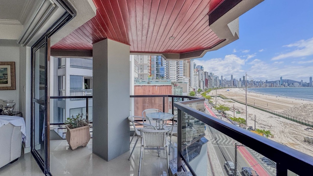 Prepare-se para se apaixonar por este apartamento frente mar em Balneário Camboriú. Vídeo especial.