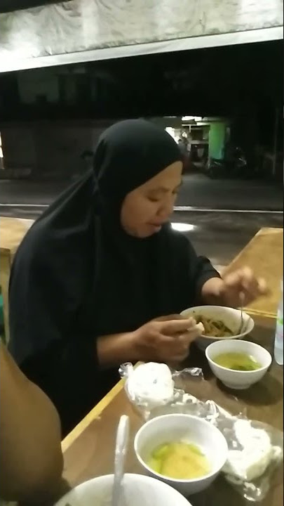 temenin mantan pacar makan malam...