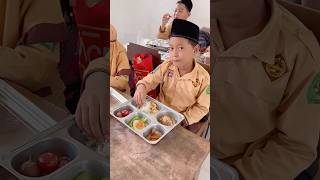 PEMBAGIAN MAKAN BERGIZI GRATIS #shorts #pembagian #makanbergizigratis #enak #viralvideo #trending