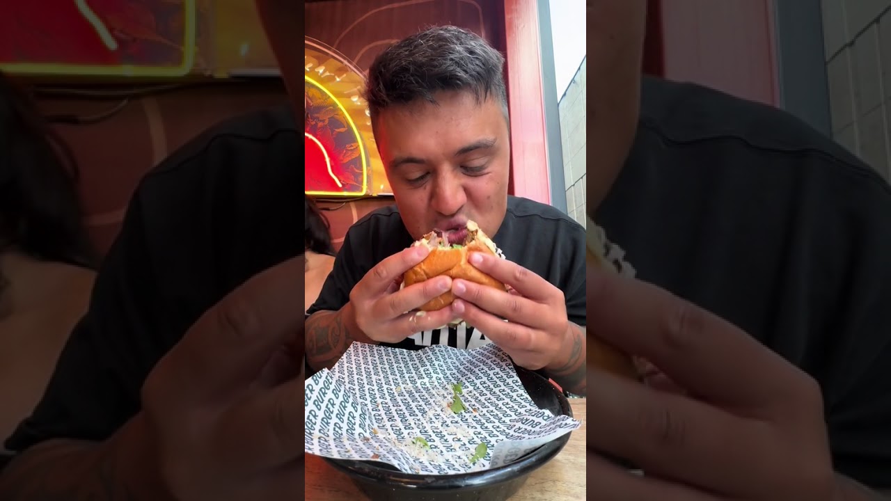 Ем бургер из лазаньи