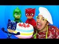 Recetas para niños: una tarta de Play Doh. ¿Quién tiene hambre? Juguetes PJ Masks.