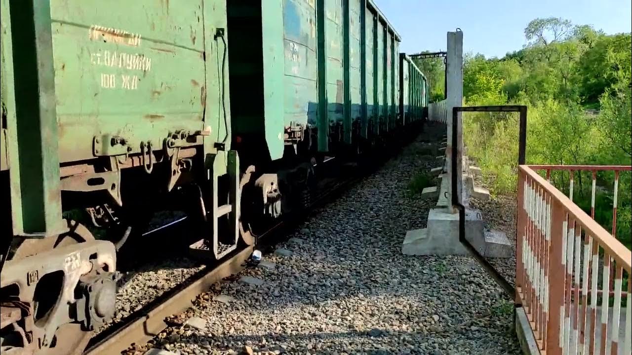 товарный поезд. труба 530 погрузка в полувагоны. вагон для перевозки угля. полувагоны с рудой. люковый полувагон.