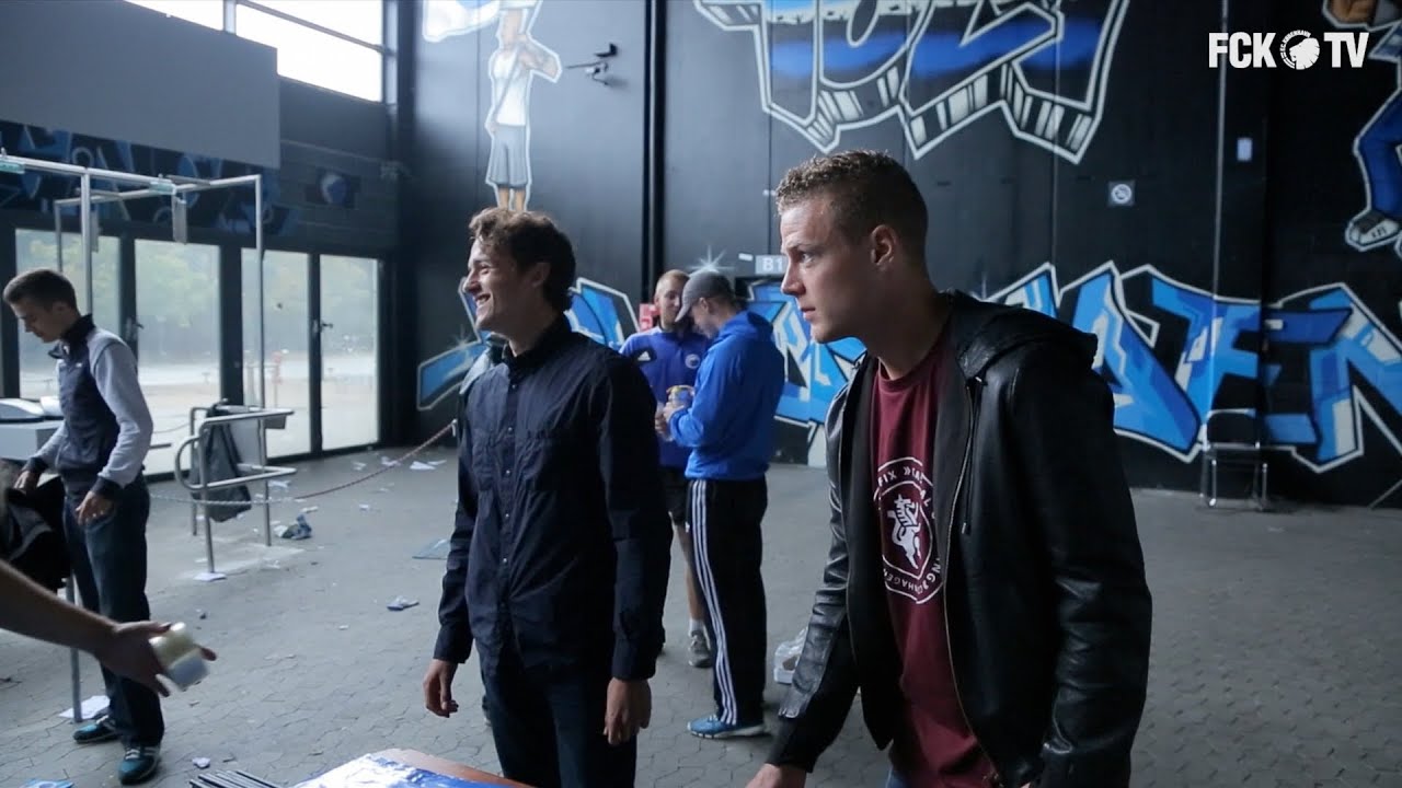 Se spillerne dukke op med donation til TIFO-arbejdet | fcktv.dk