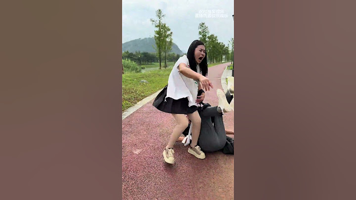 沒素質的女人邊吃香蕉邊隨地亂扔香蕉皮，害的帥哥直接躺在地上了#亲子 #亲情 #家庭 #农村生活 #正能量 #善恶就在一念之间