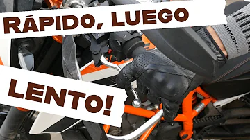 ¿Debo sujetar el embrague al arrancar la moto?